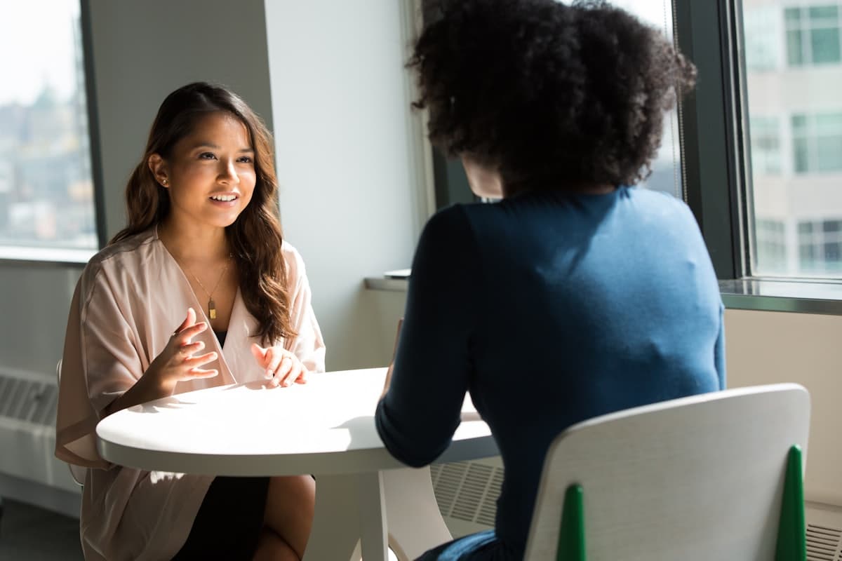 Conseillère en immigration accompagnant un client lors d'une consultation à Tarragone